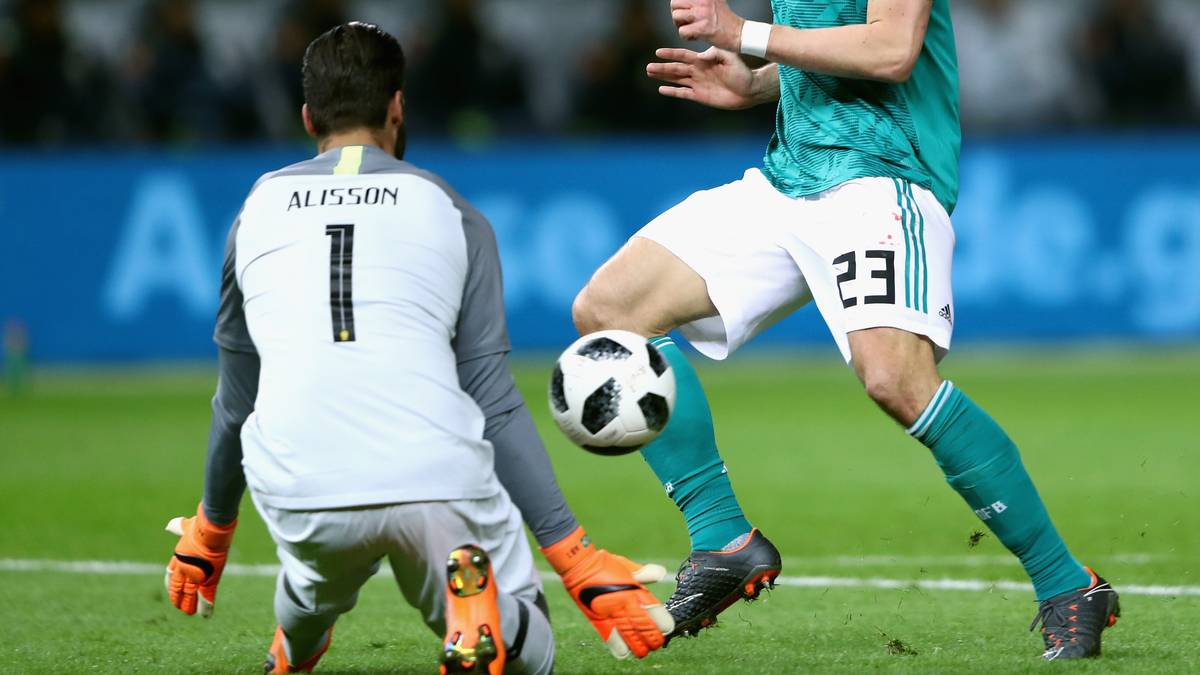 MARIO GOMEZ: Mangels brauchbarer Anspiele erst nach 22 Minuten erstmals wahrgenommen. Die einzige deutsche Spitze warf sich aber in der Folge aufopferungsvoll in jede Flanke, so unpräzise sie auch war. Kein leichtes Spiel für ihn. Machte dann Platz für Wagner (62.). SPORT1-Note: 4 