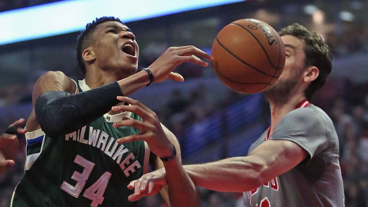 Duell der Europäer, Duell der Generationen. Der Grieche Giannis Antetokounmpo von den Milwaukee Bucks zieht gegen Pau Gasol von den Chicago Bulls zum Korb