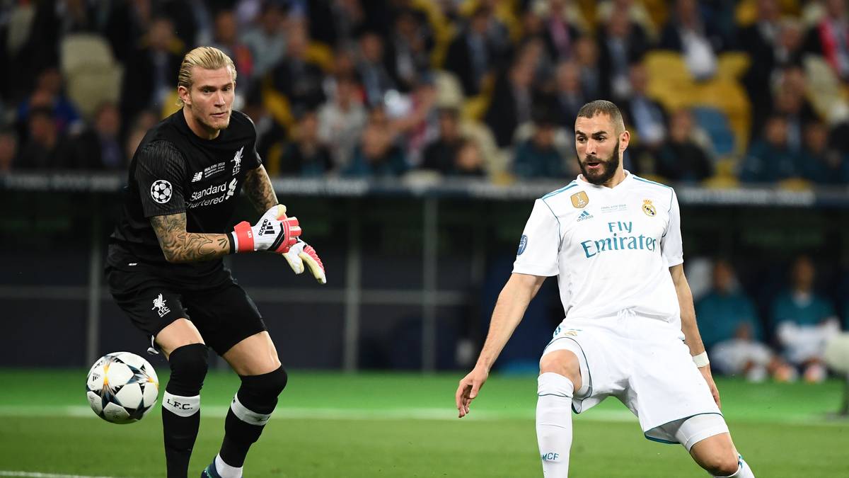 Halbzeit zwei beginnt mit einem Paukenschlag. Loris Karius will den Ball schnell zu einem Mitspieler abwerfen. Da hat er die Rechnung nicht mit Benzema gemacht
