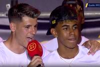 Spaniens Lamine Yamal wurde zum besten jungen Spieler der EM 2024 gewählt. Teamkollege Álvaro Morata stimmt bei der Titelfeier mit den Fans ein Ständchen für den erst 17-Jährigen an.