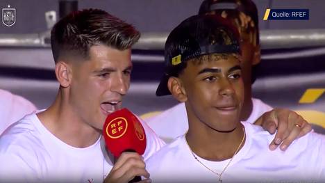 Spaniens Lamine Yamal wurde zum besten jungen Spieler der EM 2024 gewählt. Teamkollege Álvaro Morata stimmt bei der Titelfeier mit den Fans ein Ständchen für den erst 17-Jährigen an.