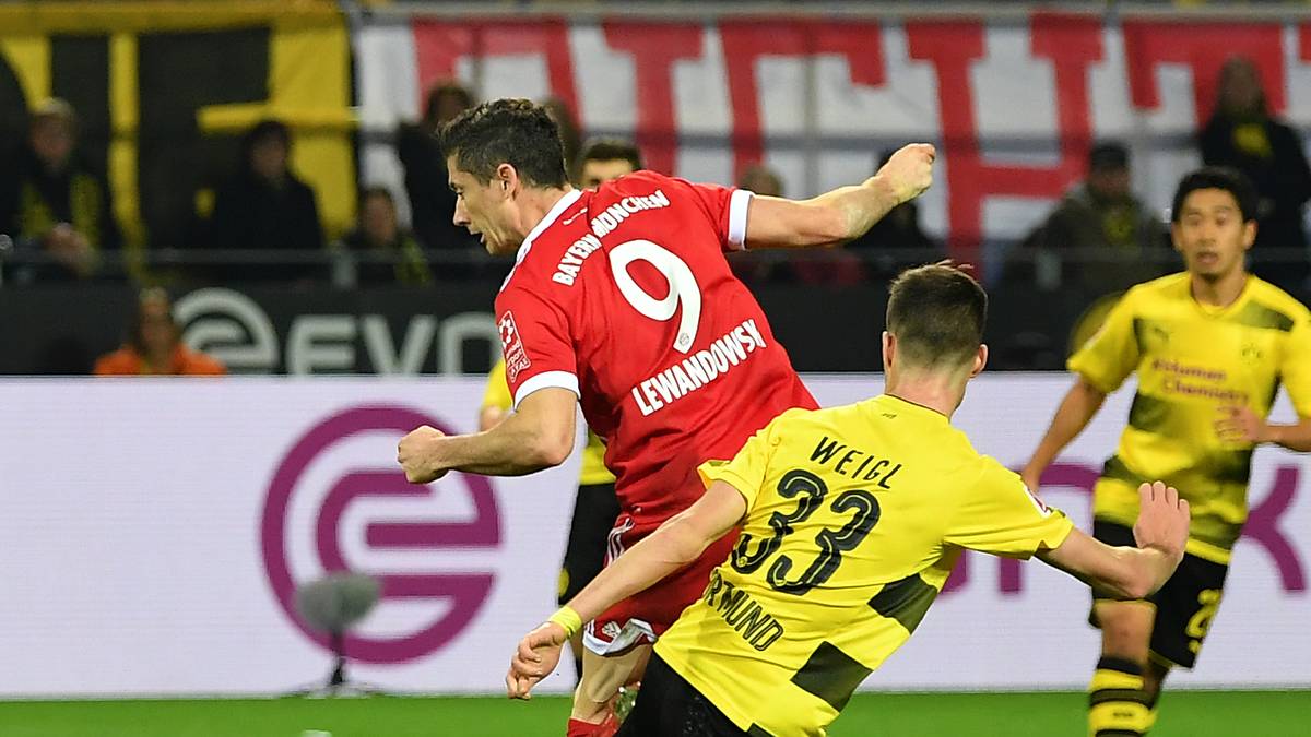 Dortmund hat durch Shinj Kagawa die Chance zum 1:1, doch der Japaner trifft nur das Außennetz. Die Bayern haben mehr Glück. Robert Lewandowski erhöht in der 37. Minute auf 2:0 für die Gäste
