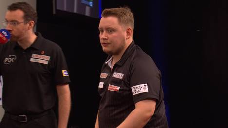 Martin Schindler schlägt im zweiten Gruppenspiel der Gruppe D des Grand Slam of Darts Adam Gawlas mit 5:3.