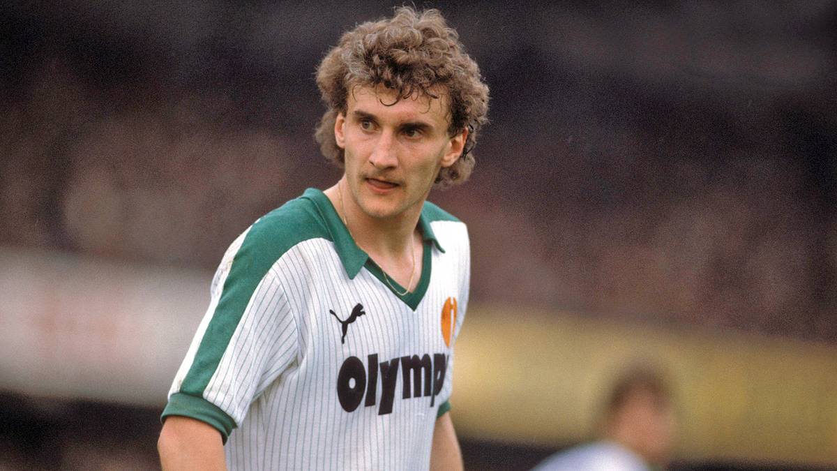 PLATZ 22: RUDI VÖLLER (1980-1996, 1860 München, Werder Bremen, Bayer Leverkusen), 132 Tore in 232 Spielen