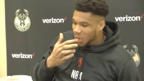 Giannis Antetokounmpo tanzte nach der 99:115-Pleite seiner Milwaukee Bucks gegen Cleveland mit Chicken Wings auf der Pressekonferenz an. Der Grieche sprach zudem klar über die Leistung seines Teams.