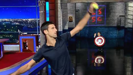 Novak Djokovic zielt beim Aufschlag auf TV-Moderator Stephen Colbert