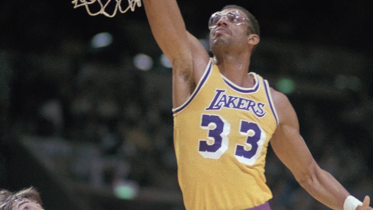 Am 5. April 1984 verdrängte Abdul-Jabbar Wilt Chamberlain mit dem 31.420. Punkt seiner Karriere von Platz eins der All-Time-Scorerliste der NBA