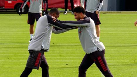 Serge Gnabry wurde positiv auf COVID-19 getestet. Am Dienstagvormittag trainierte der Nationalspieler noch ganz normal mit seinen Bayern-Kollegen.
