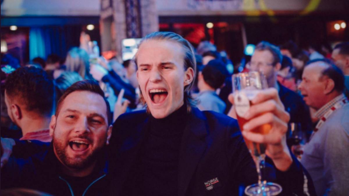 Die Norweger wohnen nicht im Olympischen Dorf. Nach dem Gewinn von drei Einzel-Medaillen sitzen sie alleine und ohne Getränke in ihrem Hotelzimmer. Grund genug für eine Einladung. Daniel Andre Tande (r.) und Co. genießen die super Stimmung bei den zweitplatzierten Deutschen