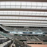 Ein Regenschutz wie ein Faltenrock: Das neu erbaute Dach über dem Court Suzanne Lenglen nimmt auf der Anlage der French Open Formen an.