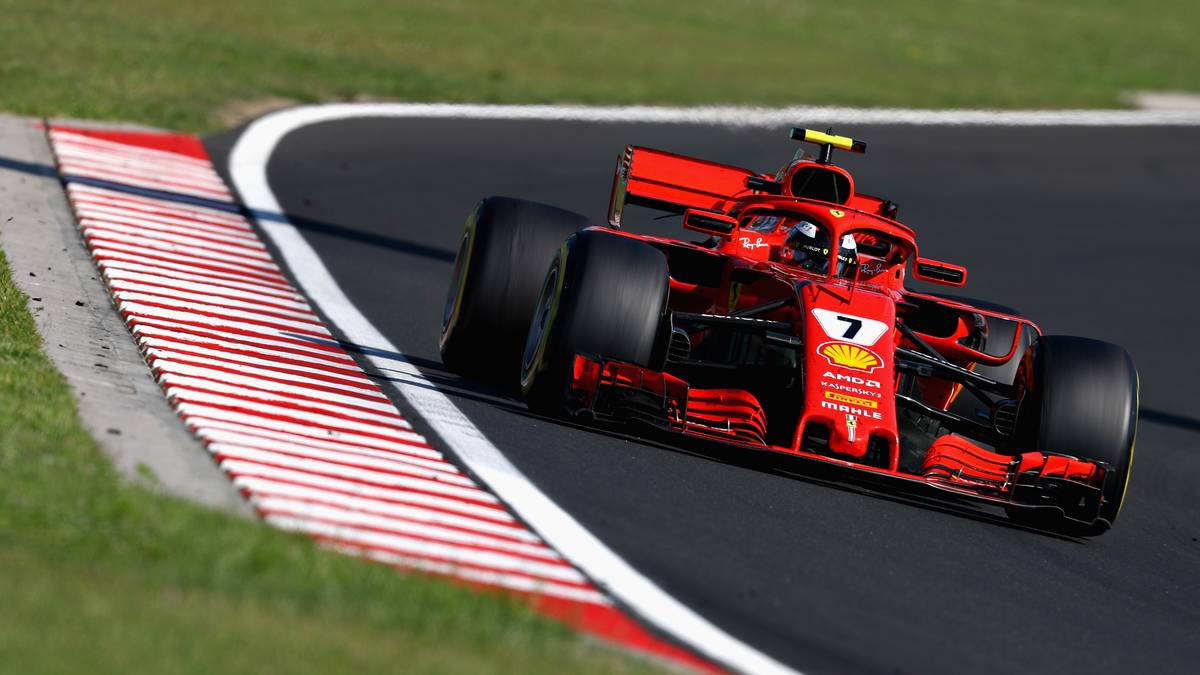 Auf die Frage, ob es ihm manchmal im Auto langweilig ist: "Nur wenn ich meilenweit vorne bin, wie in Melbourne letztes Jahr. Dann denkt man über andere Dinge nach oder spielt mit den Knöpfen am Lenkrad. Dann habe ich den Bremspunkt verpasst"