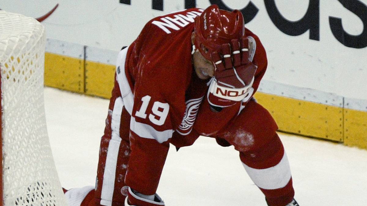 Detroit Red Wings-Kapitän Steve Yzerman im Playoff-Spiel gegen die Calgary Flames im Mai 2004 von einem abgefälschten Puck am Kopf getroffen