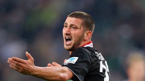 Augsburg-Stürrmer Sascha Mölders ist bei der UEFA Europa League zum Zuschauen verdammt
