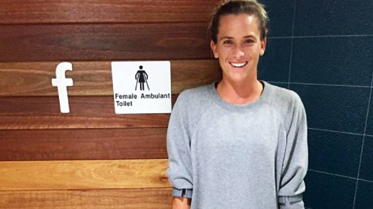 Surferin Courtney Conlogue ist derzeit auf Gehhilfen angewiesen - und hat dem Schild nach zu Urteilen das perfekte stille Örtchen dafür gefunden