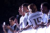 Toni Kroos überrascht bei der Champions-League-Party der Königlichen mit einem Abschiedsgeschenk an einen Teamkollegen. Außerdem zeigt er seine verborgenen Qualitäten als Tanzbär. 