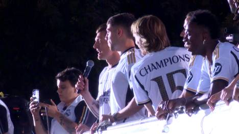 Toni Kroos überrascht bei der Champions-League-Party der Königlichen mit einem Abschiedsgeschenk an einen Teamkollegen. Außerdem zeigt er seine verborgenen Qualitäten als Tanzbär. 