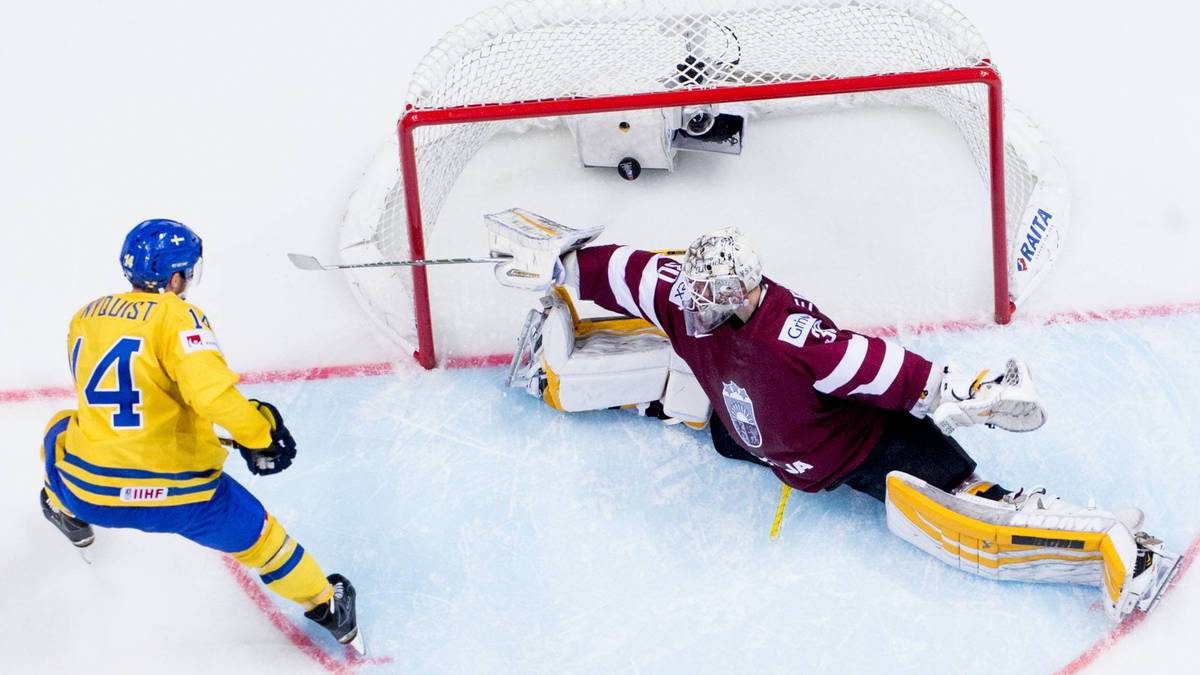 Hier hilft dem lettischen Torwart selbst seine beeindruckende Beweglichkeit nicht, um Schwedens Treffer zu verhindern