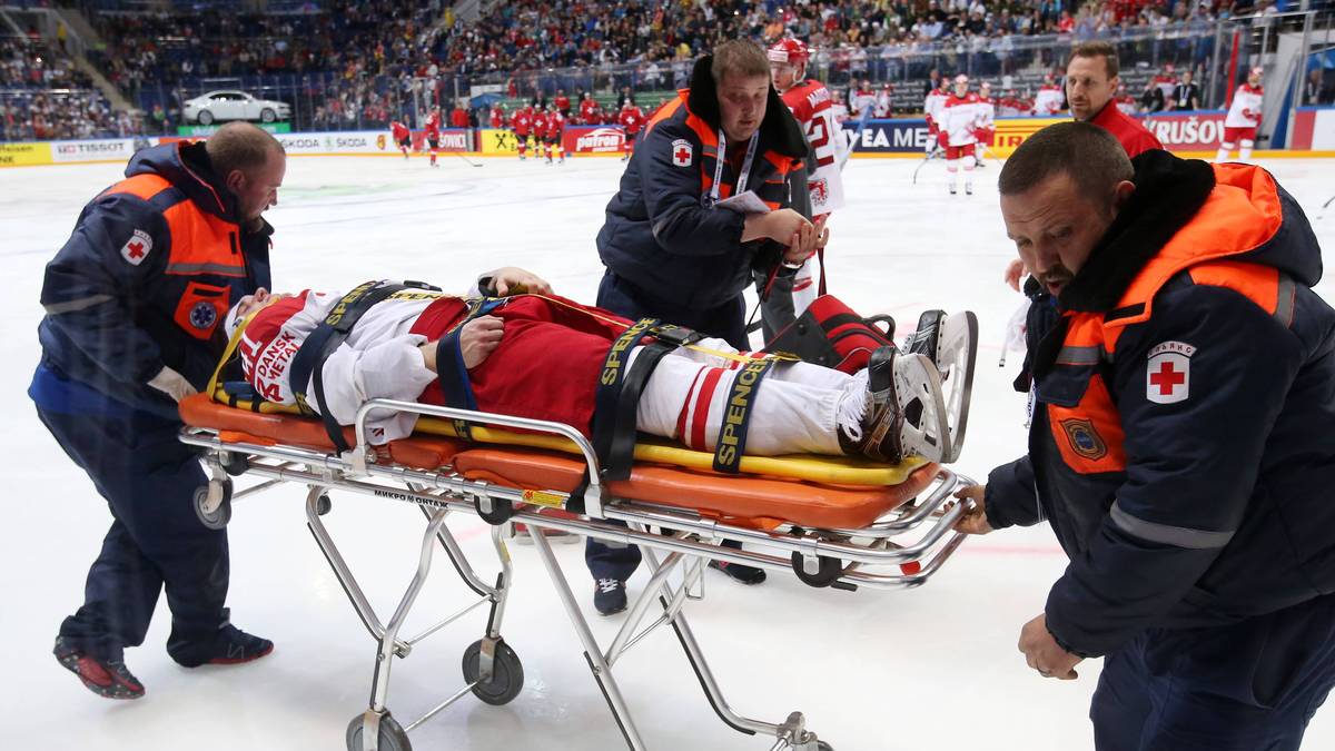 ...und muss schließlich per Trage und Halskrause vom Feld befördert werden