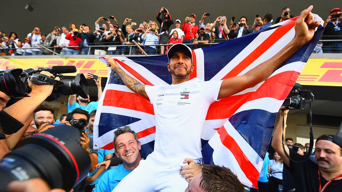 Lewis Hamilton hat es wieder einmal geschafft: In Mexiko macht der Brite seinen fünften WM-Titel perfekt - bereits zwei Rennen vor Saisonende. Dabei musste Hamilton eine Achterbahnfahrt durchleben. Selbst in der Sommerpause galt er noch als Underdog im Titelrennen mit Sebastian Vettel. SPORT1 blickt auf Hamiltons turbulente Saison zurück