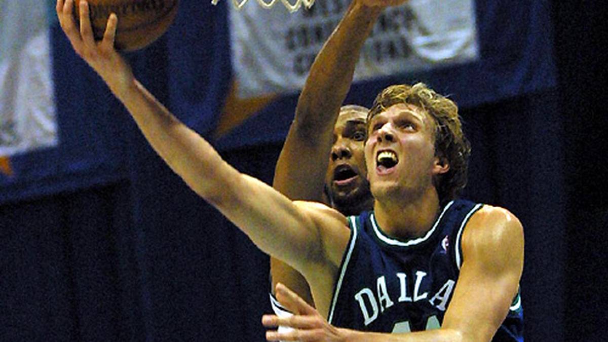14. Mai 2001: Dirks erster großer Auftritt ist schon fast 15 Jahre her. In der Playoff-Serie gegen San Antonio verliert Dirk Nowitzki bei einer Kollision mit Terry Porter einen Zahn, beeindruckt aber in Spiel 5 mit 42 Zählern - Karriere-Bestwert bis dahin. Trotzdem verliert Dallas 87:105 und ist draußen