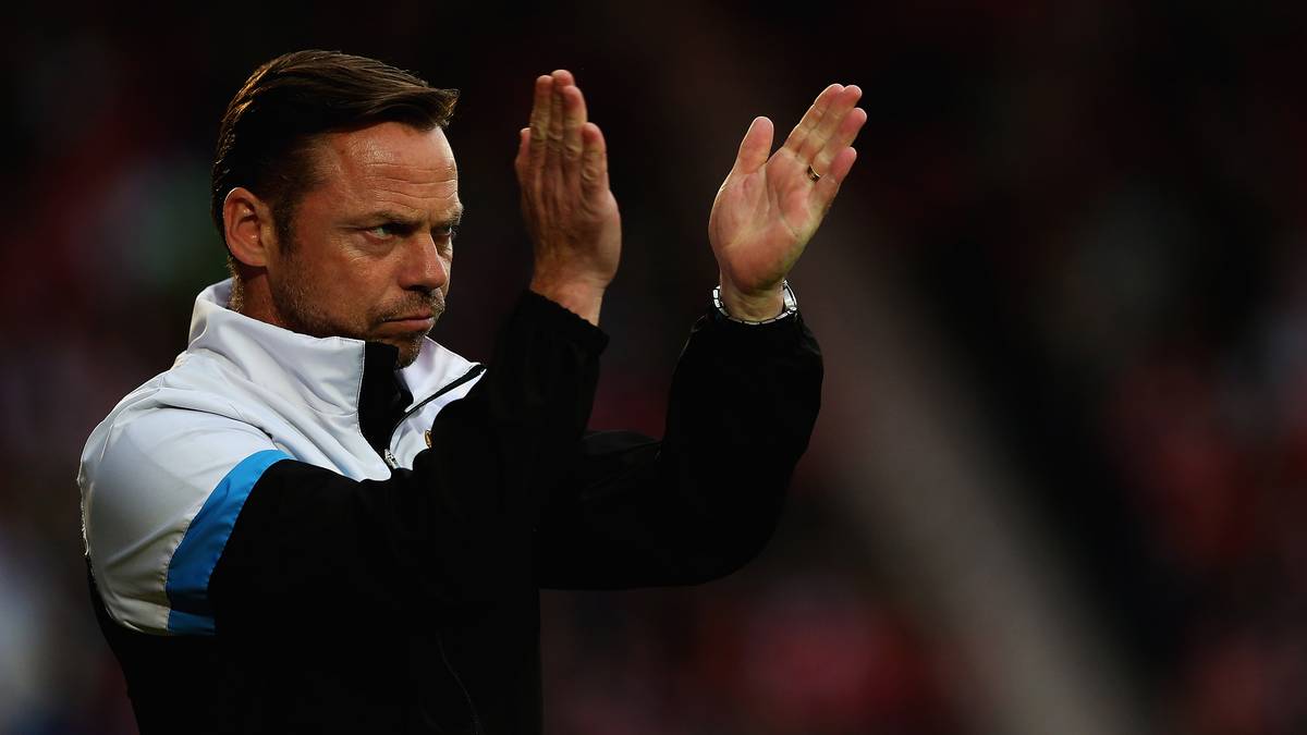 "Ich musste nicht drüber nachdenken", sagte Dickov. "Es wäre nicht gerecht gewesen, wenn wir so drei Punkte bekommen hätten." Wenige Sekunden später pfeift der Schiedsrichter ab. Das Spiel endet 1:1