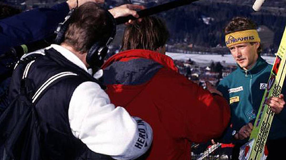 Die Pressegespräche werden beim Skispringen - wie hier mit Weißflog (r.) - gleich neben dem Bakken gemacht