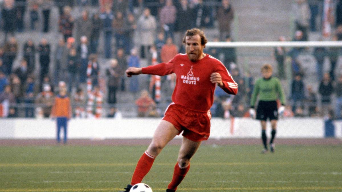 PLATZ 1- HANS-GEORG SCHWARZENBECK: "Katsche" räumte in den 70-er Jahren mit den Bayern alle nationalen und internationalen Titel ab. Darunter drei Mal in Folge den Europapokal der Landesmeister. Seine größte Tat war ein 25-Meter-Schuss im Finale gegen Atlético Madrid zum 1:1, der ein Wiederholungsspiel besiegelte, das Bayern 4:0 gewann