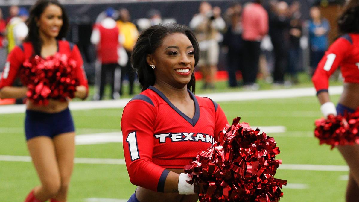 In einer feierlichen Zeremonie bekam sie zuvor die "legendären" roten Stiefel überreicht. "Ich bin so aufgeregt, beim Spiel der Texans zu tanzen", hatte Biles auf "Instagram" geschrieben
