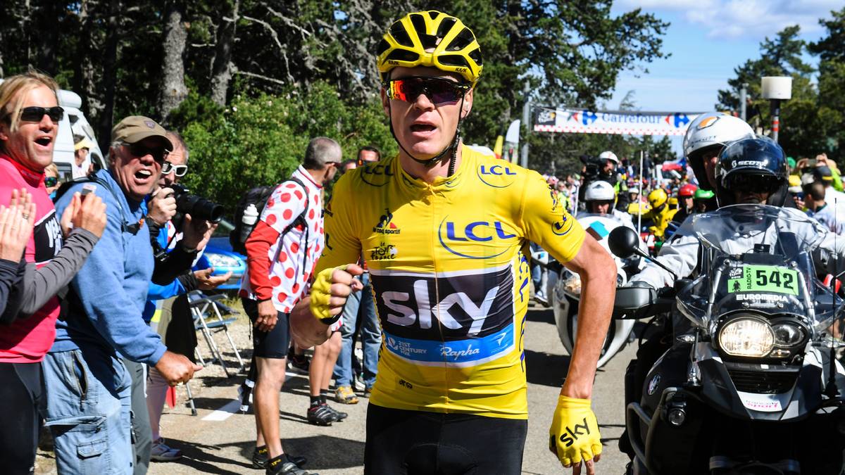 ...musste Froome in seinen Radschuhen bergaufsprinten, während seine Rivalen vorbeizogen. Mit dem Ersatzrad, das er nach quälend langer Zeit erhielt, kam er nicht zurecht, weswegen Froome noch einmal das Rad tauschen muss