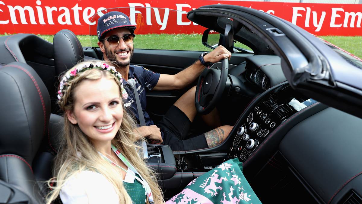 Daniel Ricciardo absolvierte beim Österreich-GP 2017 mit einer Hostess schon einmal ein Spritzfahrt im Aston Martin