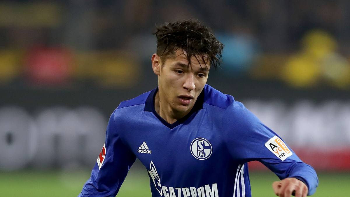 So haben die meisten Schalke-Fans den Mittelfeldspieler Amine Harit wohl in Erinnerung. Jetzt überrascht der 20-Jährige mit einer völlig anderen Haarfarbe