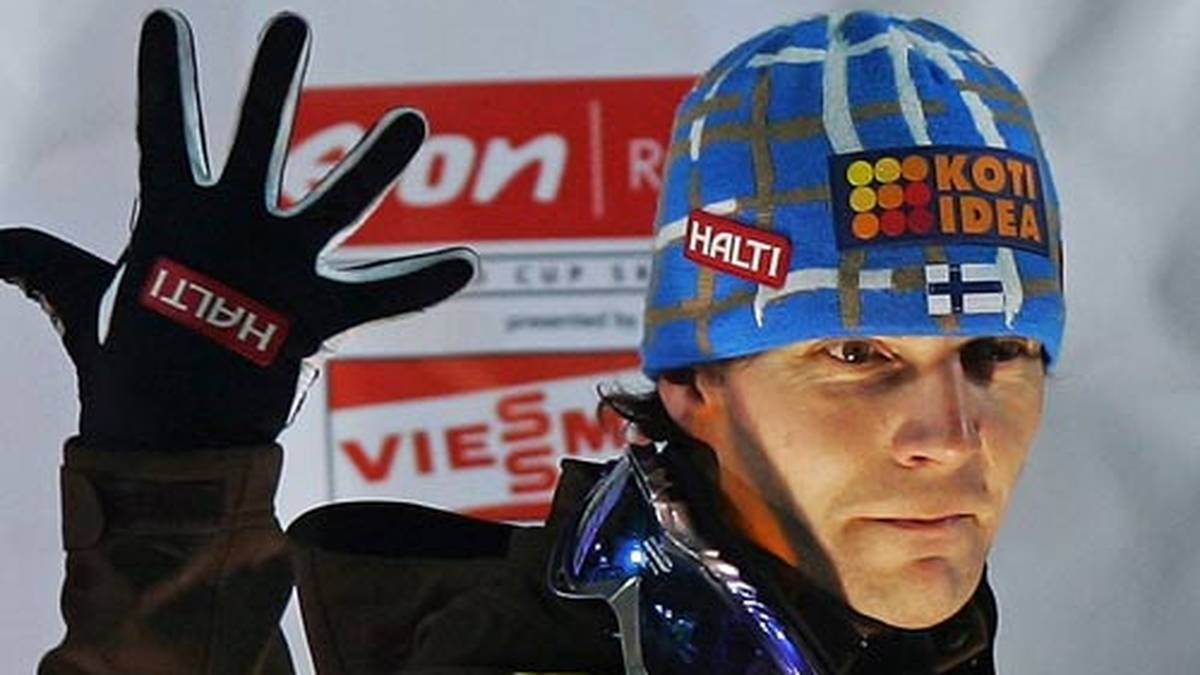 Einer, den man in der Geschichte der Vierschanzentournee unbedingt erwähnen muss, ist Janne Ahonen: Zwischen 1998 und 2008 steht der Finne fünf Mal und damit öfter als jeder andere Springer auf Platz eins der Gesamtwertung