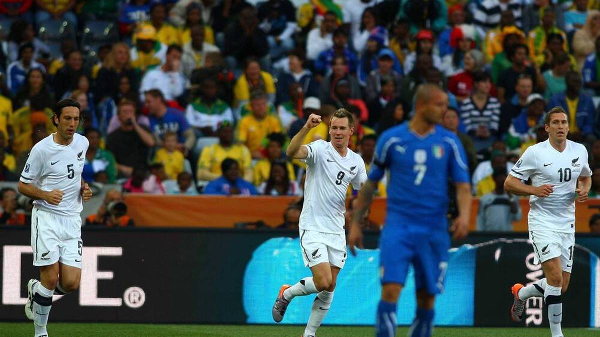 20. JUNI 2010, ITALIEN-NEUSEELAND 1:1 (VORRUNDE):
Vier Tage nach dem überraschenden 0:1 des Topfavoriten Spanien gegen die tapferen Schweizer erlebte die WM in Südafrika die erste echte Sensation. Eine Ansammlung von Nobodys weckte in Italien die Geister von 1966, und die Zeitung La Repubblica titelte: "Ein halbes Korea für Italien.