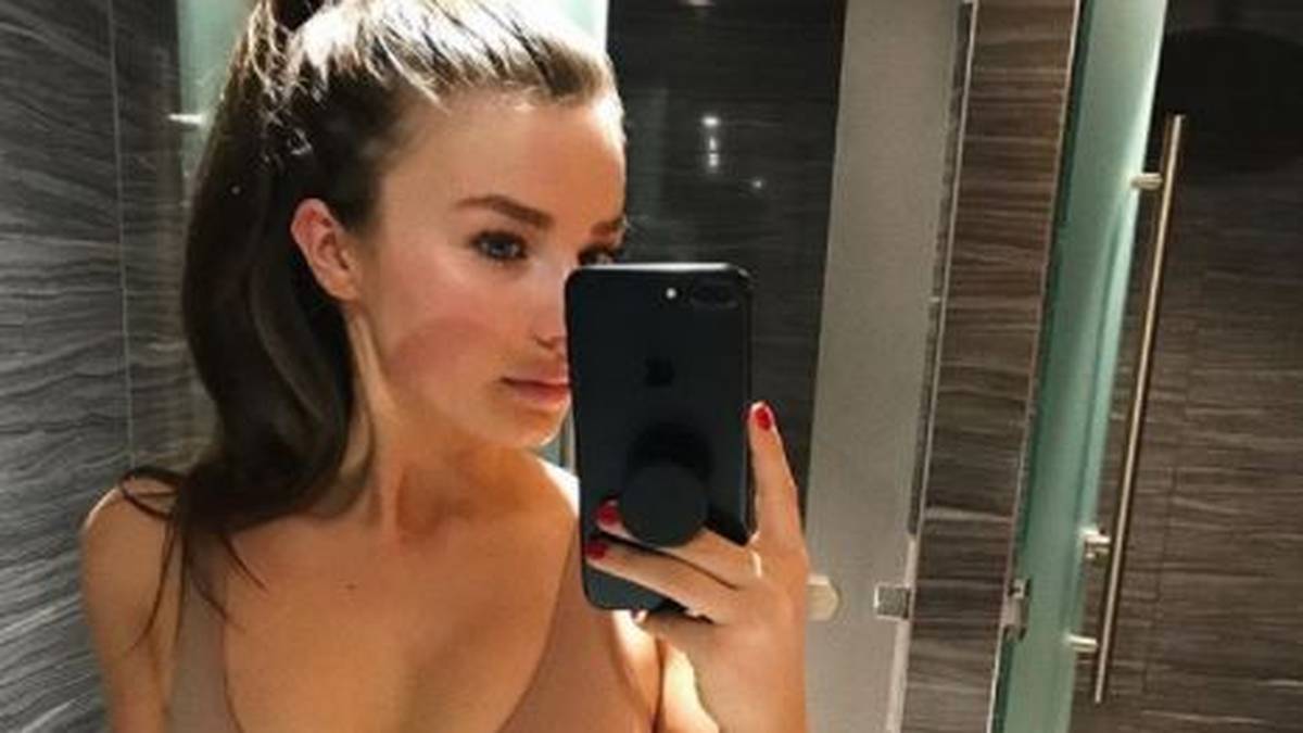 Mimi checkt im Spiegel nochmal ihren Look