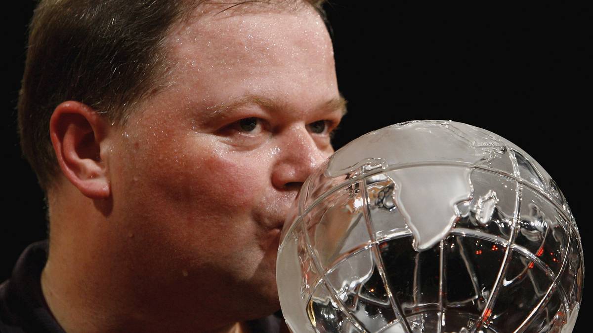 2007 hat Taylors Regentschaft vorerst ein Ende und ein Holländer erklimmt den Thron. Raymond van Barneveld gewinnt erstmals die WM und setzt sich dabei mit 7:6 gegen den geschlagenen Taylor durch