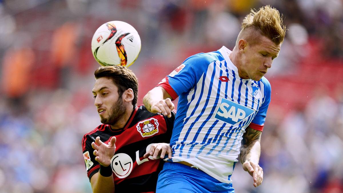 Leverkusen erhöht darauf spürbar das Tempo, verpasst aber mehrfach den Ausgleich - etwa als Hakan Calhanoglu 1899-Keeper Oliver Baumann nicht überwinden kann