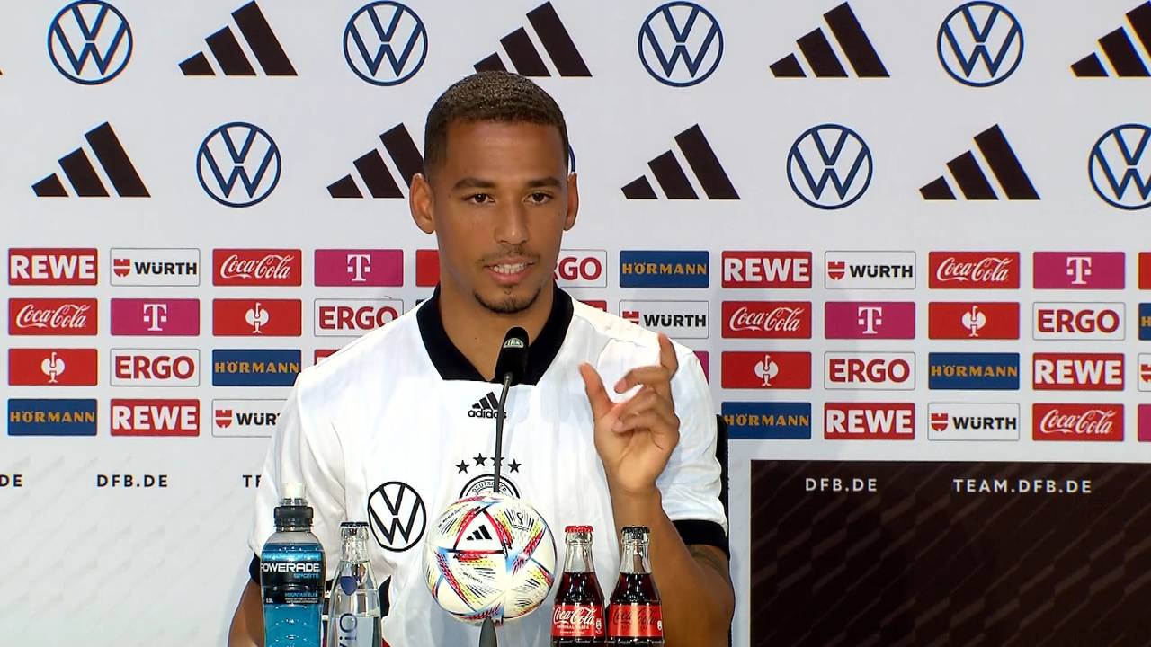 DFB-Team: Verrückte Mikropanne auf der Pressekonferenz bei Thilo Kehrer