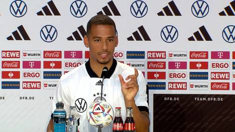 Auf der Pressekonferenz kurz vor dem ersten Spiel der deutschen Nationalmannschaft kommt es zu einer verrückten Mikropanne bei Thilo Kehrer. 