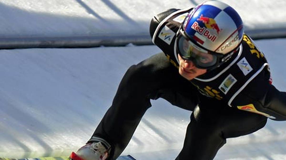 Ebenfalls einer der Besten und Beständigsten der Szene ist lange Zeit Adam Malysz. Zum großen Wurf bei der Vierschanzentournee reicht es aber nur einmal (2000/01)