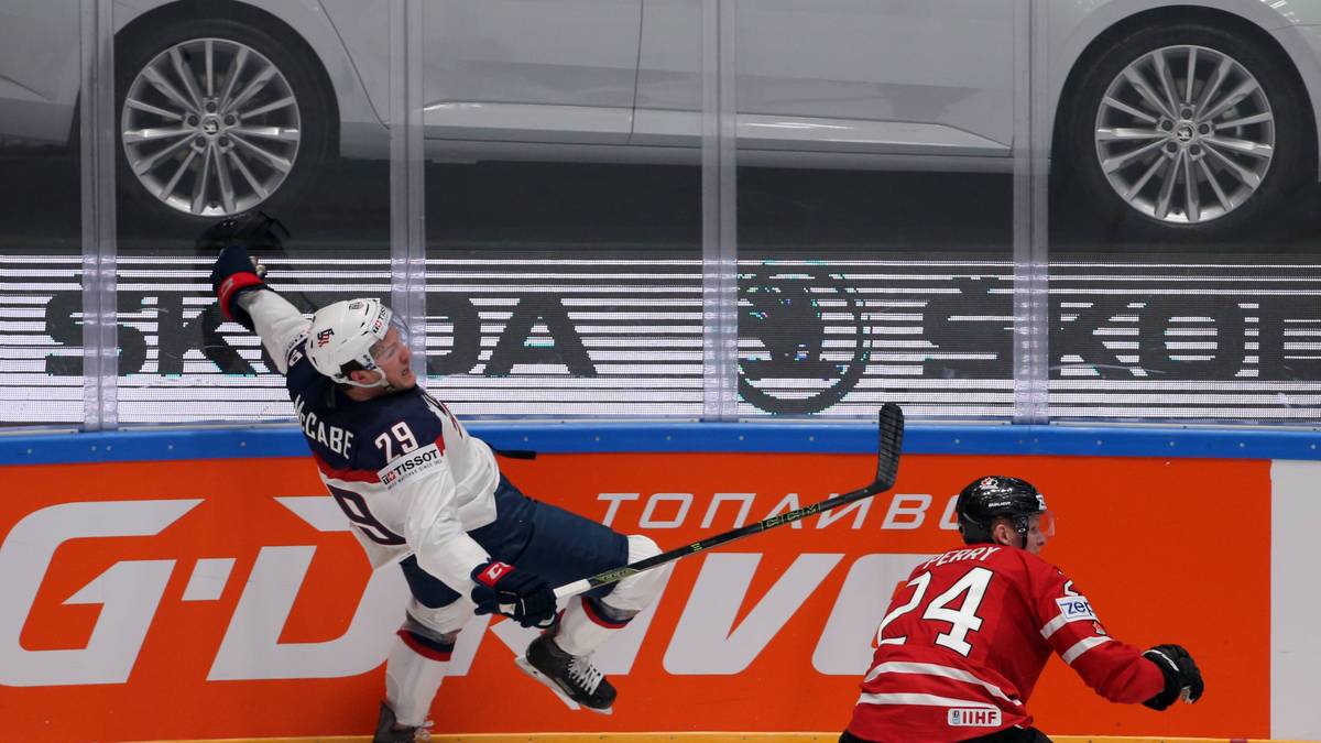 Huch, ist ja ganz schön rutschig hier - die jungen US-Boys haben im ersten Spiel gegen Kanada offenbar noch mit Standschwierigkeiten zu kämpfen