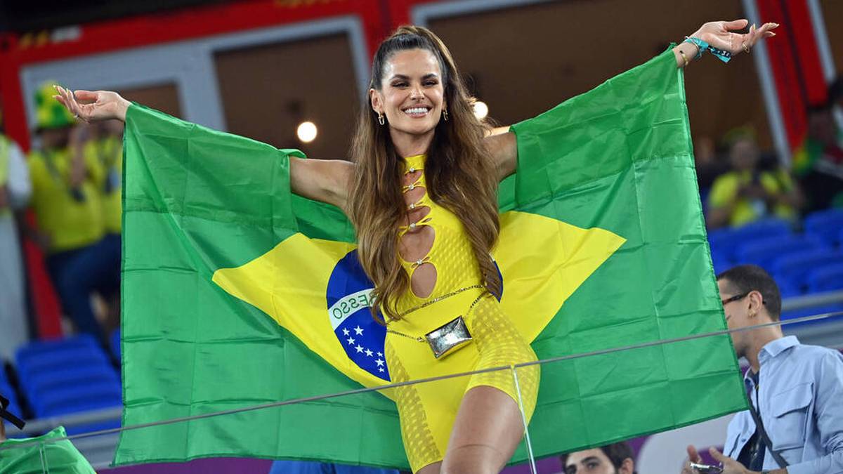 Izabel Goulart posiert beim WM-Achtelfinale mit der brasilianischen Flagge