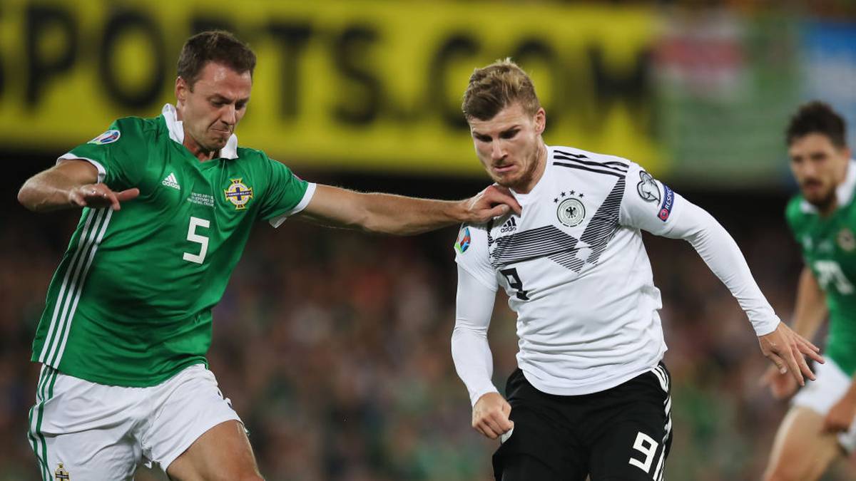 SPANIEN - MARCA: Deutschland tritt nicht in die Falle Nordirlands – Die Nordiren steckten nie auf und bewiesen eindrucksvoll, dass die Truppe von Michael O’Neill ein unbequemer Gegner ist. Nicht umsonst stand die Grün-Weiße Armee mit 12 Punkten auf Platz eins vor Deutschland und den Niederlanden. In Belfast machte ein bestens eingestelltes Nordirland den angezählten Deutschen das Leben schwer. Hohes Pressing, viel Intensivität und harte Zweikämpfe schmeckte Deutschland nicht wirklich, das sich aber im zweiten Durchgang zum Arbeitssieg kämpfte und der EURO 2020 wieder näherkommt