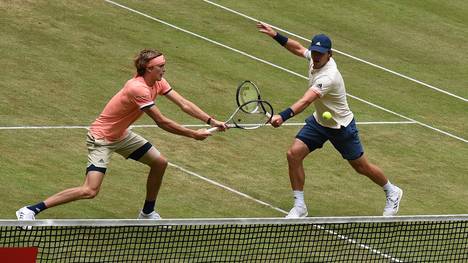 Mischa Zverev (r.) und Alexander Zverev spielen auf der ATP-Tour hin und wieder gemeinsam Doppel