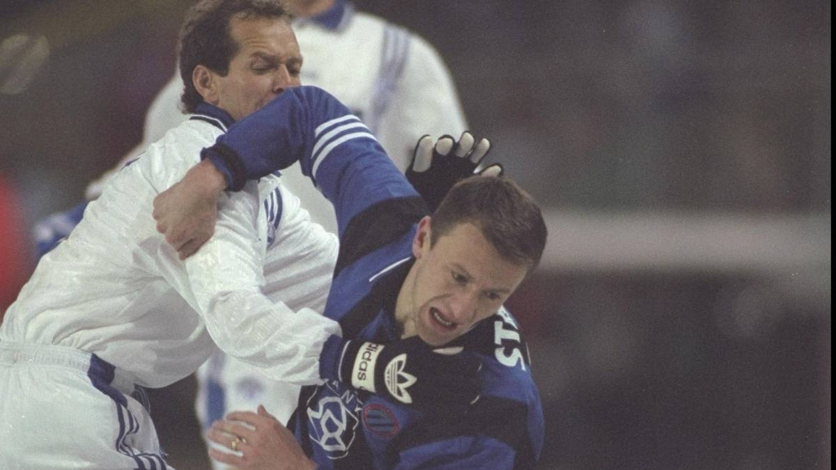 Kälte, Schnee und ein roter Ball: Die Bedingungen im Achtelfinal-Hinspiel Ende November beim FC Brügge sind alles andere als optimal. Und prompt kassiert Schalke die erste Pleite der Europapokal-Saison. Mario Stanic (r.) sorgt mit einem Tor und einer Vorlage für einen 2:1-Erfolg der Belgier