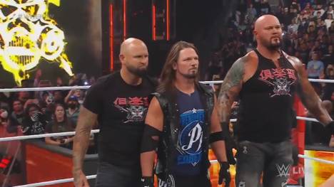 Bei der "Season Premiere" von Monday Night RAW gibt es die nächste unangekündigte Rückkehr bei WWE: AJ Styles' alte Mitstreiter Karl Anderson und Luke Gallows sind wieder da - und prügeln los!