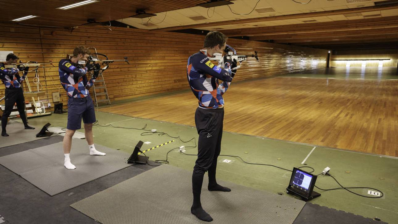 Die norwegischen Biathleten beim Schießen in der Halle