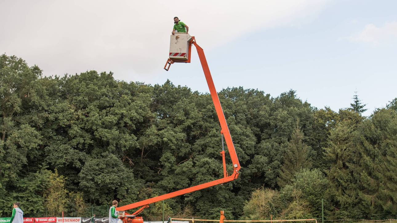 Werder-Analyst steckt auf Kran fest