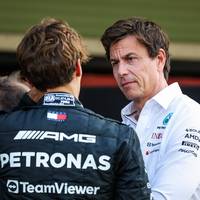 Für Mercedes bietet die laufende F1-Saison wenig Lichtblicke. George Russell zeigt sich nach dem Rennen in Imola allerdings nicht nur aufgrund der mangelnden Performance unzufrieden. Der 26-Jährige fühlt sich von seinem Team benachteiligt.