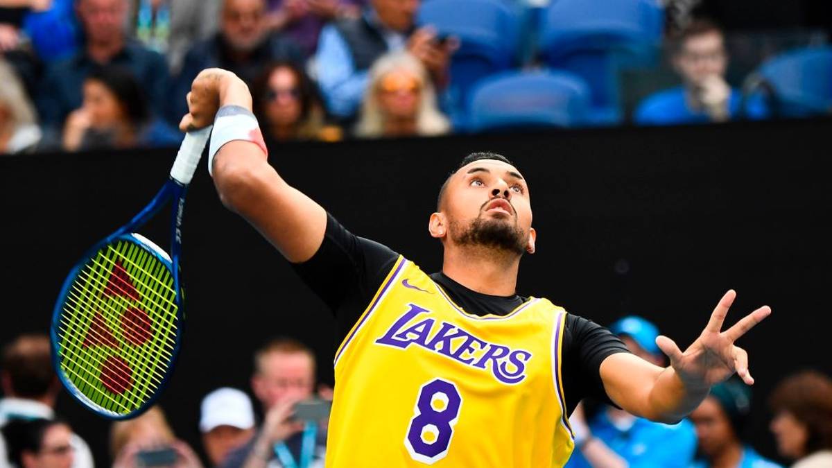 Bei den Australian Open läuft Nick Kyrgios (Australien) in Bryants Jersey auf den Platz und zeigt sich dabei zutiefst bewegt. Auch das Aufwärmen absolviert Kyrgios im Trikot der verstorbenen Legende