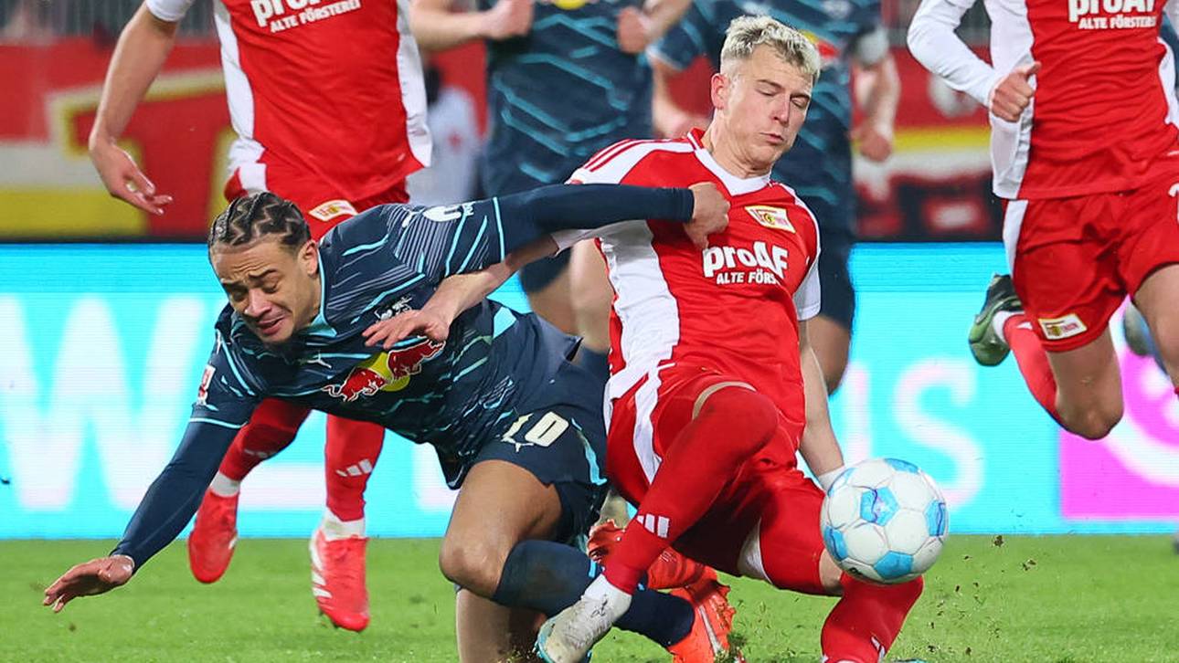 Leipzigs Xavi Simons (links) lag im Duell gegen Union Berlin oft am Boden